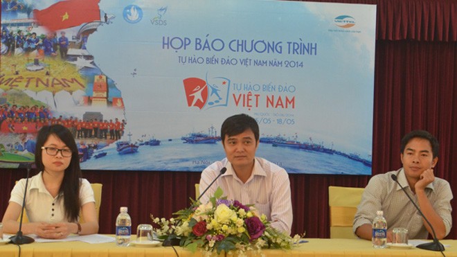 Anh Bùi Quang Huy (giữa), Trưởng Ban tổ chức chương trình "Sinh viên với biển đảo Tổ quốc năm 2014".