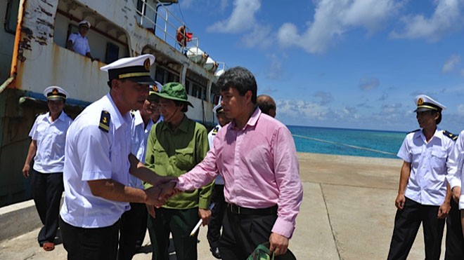 Chủ tịch Công đoàn GTVT Đỗ Nga Việt và các thành viên trong đoàn siết chặt tay những thủy thủ tàu Hải Đăng 05.