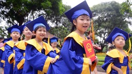 Học sinh mầm non mặc áo cử nhân nhận bằng tốt nghiệp
