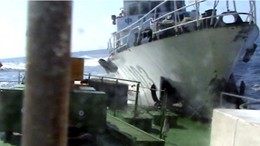 Hình ảnh tàu Trung Quốc đeo bám, đâm gãy vụn lan can tàu Việt Nam