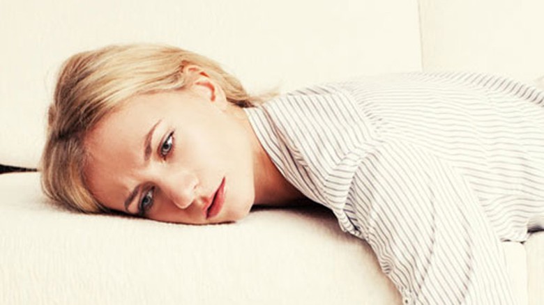 Mệt mỏi là một trong các triệu chứng cảnh báo viêm gan C - Ảnh: Shutterstock.