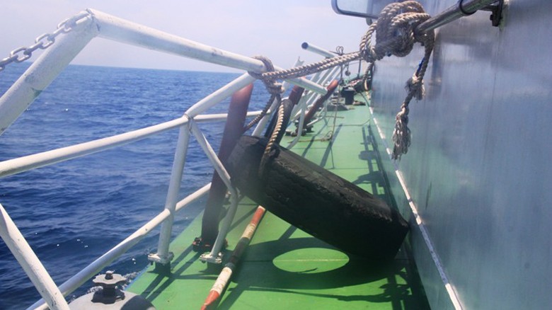 Bị tàu Trung Quốc đâm, thêm tàu Cảnh sát biển cập bờ sửa chữa