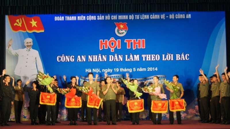 Trung tướng Vũ Xuân Sinh, Tư lệnh Bộ Tư lệnh Cảnh vệ tặng hoa, cờ lưu niệm cho các đội tuyển tham dự hội thi.