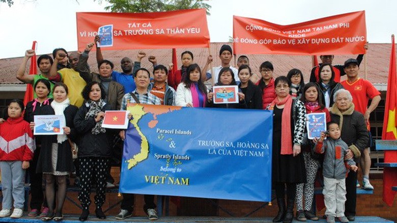 Cộng đồng người Việt tại Nam Phi míttinh kỷ niệm sinh nhật lần thứ 124 của Bác Hồ và hướng về Hoàng Sa, Trường Sa. (Ảnh: Minh Đức/Vietnam+)