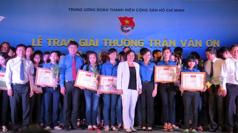 TƯ Đoàn trao giải cho học sinh nhận giải thưởng Tần Văn Ơn.