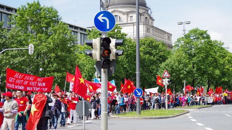 Người Việt tại Đức tuần hành phản đối Trung Quốc. (Ảnh: Thanh Hải/Vietnam+)