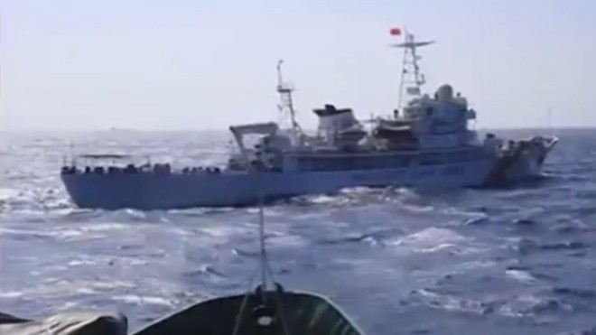 Tàu Việt Nam rẽ sóng tiếp cận giàn khoan trái phép