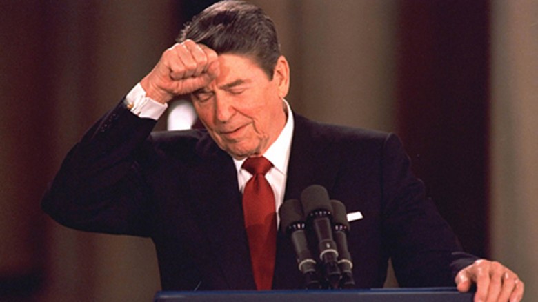 Tổng thống Mỹ Reagan choáng váng vì vụ bê bối chính trị bán vũ khí cho Iran.