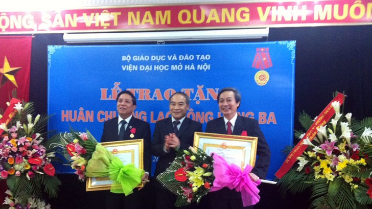 Thứ trưởng Bộ GD&ĐT Nguyễn Vinh Hiển (giữa) trao Huân chương cho Viện trưởng Lê Văn Thanh và nguyên Phó Viện trưởng Phan Văn Quế.