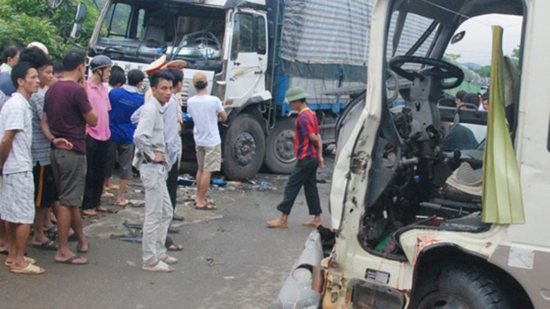 Xe khách đâm xe tải, quốc lộ tắc nghẽn
