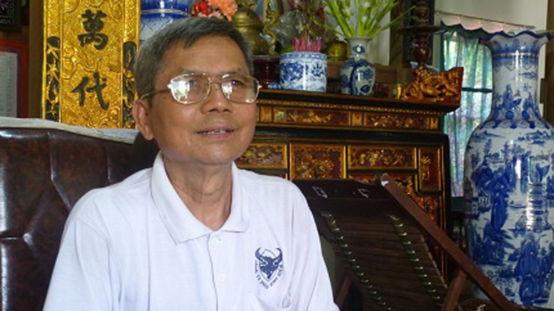 Ông Nguyễn Văn Chung - người đã gần 5 năm tình nguyện phát "Tiếng trống học ban đêm" để nhắc nhở các cháu nhỏ trong thôn Trác Bút học bài. Ảnh: Gia đình và Xã hội