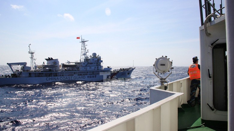Tàu CSB của Trung Quốc ép sát tàu CSB của Việt Nam. Ảnh: Nguyễn Huy