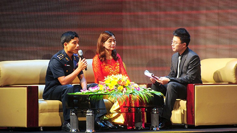 Thượng úy Trần Quang Vững giao lưu tại chương trình Vinh quang Việt Nam Ảnh: Giang Huy.