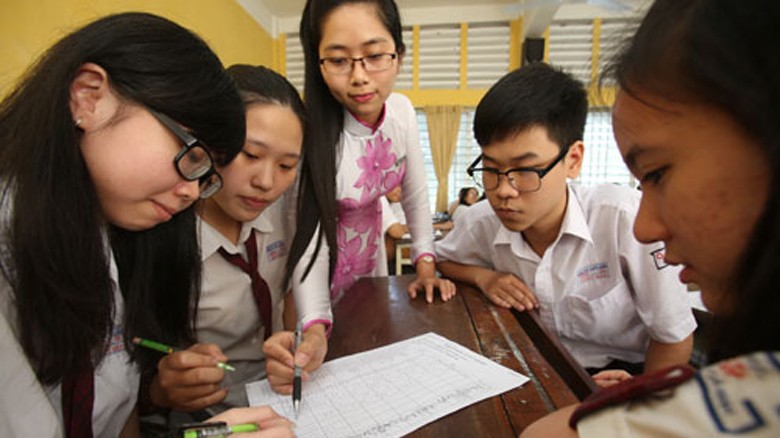 Học sinh lớp 12 Trường trung học Thực hành (Trường ĐH Sư phạm TP.HCM) đăng ký các môn thi tốt nghiệp từ tháng 3.2014 - Ảnh: Đào Ngọc Thạch