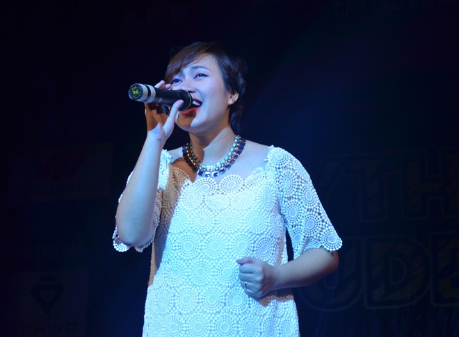 Ca sĩ Khánh Linh.