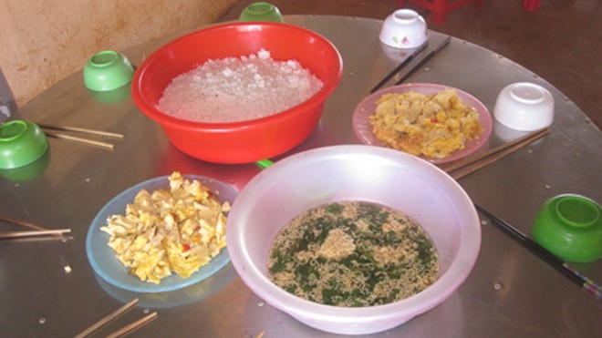 Bữa cơm của 10 em học sinh Trường Tiểu học trường Đăk Rong.
