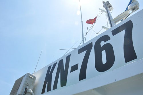 Cờ Tổ quốc trên nóc đài chỉ huy tàu KN-767.
