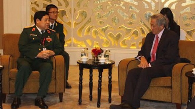 Bộ trưởng Bộ Quốc phòng Phùng Quang Thanh có cuộc tiếp xúc song phương với Bộ trưởng Quốc phòng Singapore Ng Eng Hen. Ảnh: Vietnam+