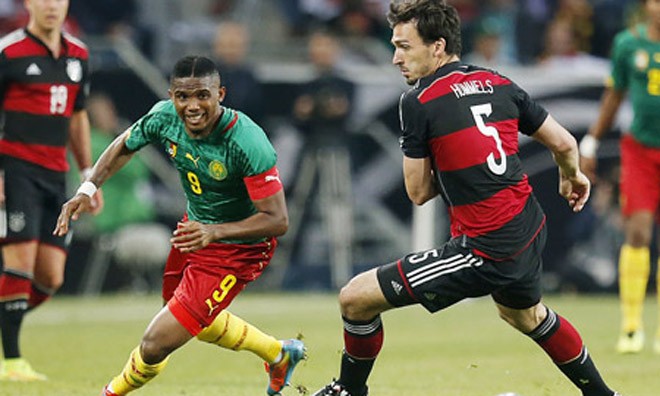 Samuel Etoo (Cameroon) cố gắng vượt qua Mats Hummels (Đức).