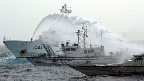 Tàu tuần tra Nhật phun vòi rồng ngăn tàu Đài Loan - Ảnh: The Sydney Morning Herald.