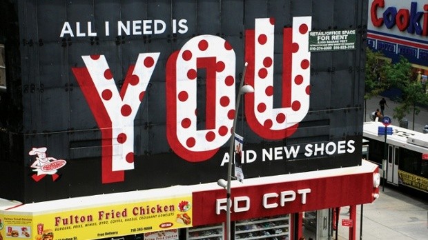"Tất cả những gì em cần là anh. Và cả giầy mới nữa." - tranh tường của Stephen ở Philadelphia (Ảnh: Matthew Kuborn)