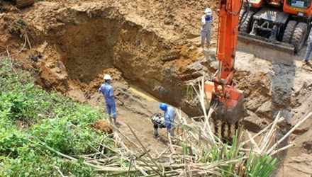Vị trí xảy ra sự cố lần thứ 6 của đường ống dẫn nước sạch sông Đà về Hà Nội vào tối 25/4. Ảnh: VietNamNet.