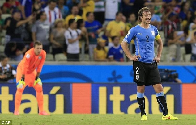 Diego Lugano nghỉ hết vòng bảng vì chấn thương
