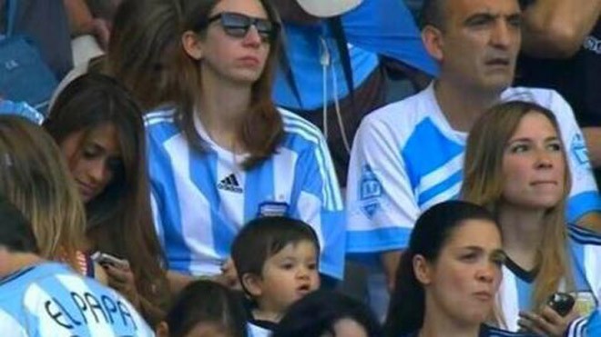 Antonella Roccuzzo và con trai Thiago trên khán đài trận Argentina-Iran