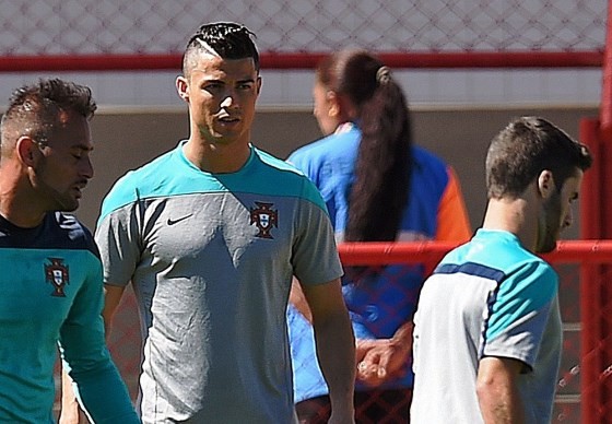 Ronaldo xuất hiện ở sân tập với kiểu tóc mới - Ảnh: AFP 