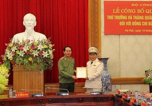 Bộ trưởng Trần Đại Quang trao các Quyết định của Thủ tướng Chính phủ, của Chủ tịch nước đối với ông Bùi Văn Thành.