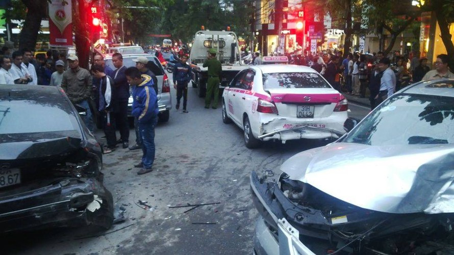 Tai nạn liên hoàn trên đường Bà Triệu hôm 9/11 khiến 1 người chết. Ảnh: Minh Việt