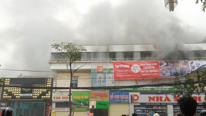 Đám cháy bùng cháy dữ dội tại khu nhà ba tầng nằm ở số 1 Nguyễn Quý Đức.