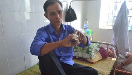 Ông Nguyễn Văn Sơn - một nạn nhân bị rắn lục đuôi đỏ cắn đang điều trị tại bệnh viện. 