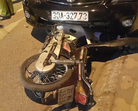 Xế hộp đâm kinh hoàng xe máy, nhiều người nhập viện