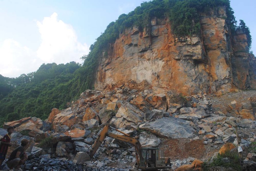 Mỏ khai thác đá của doanh nghiệp tư nhân Anh Tuấn nằm sát với nhà dân ở thôn Điền Giang xã Điền Lư, huyện Bá Thước (Thanh Hóa). Ảnh: Hoàng Lam.