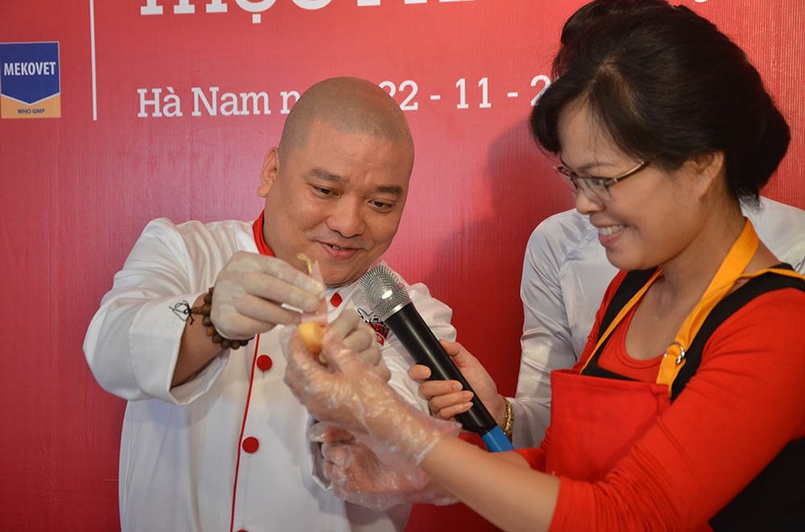 Siêu đầu bếp Việt Nam Nguyễn Văn Tú chia sẻ kinh nghiệm của mình về thực phẩm sạch.