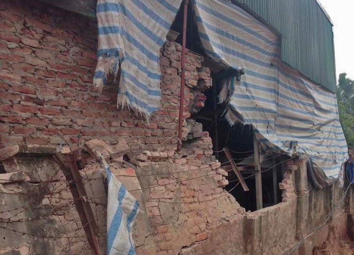 Bức tường nhà ông Sang bị xe ben đè vào làm thủng một lỗ trên tường.