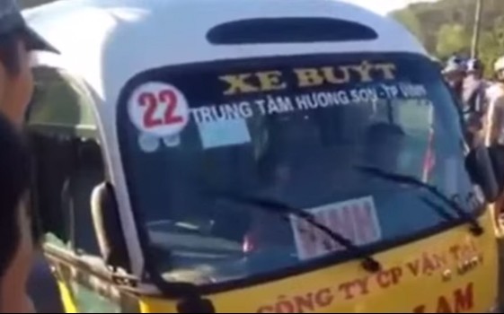 Clip cướp xe buýt chạy loạn xạ trên đường ở Hà Tĩnh