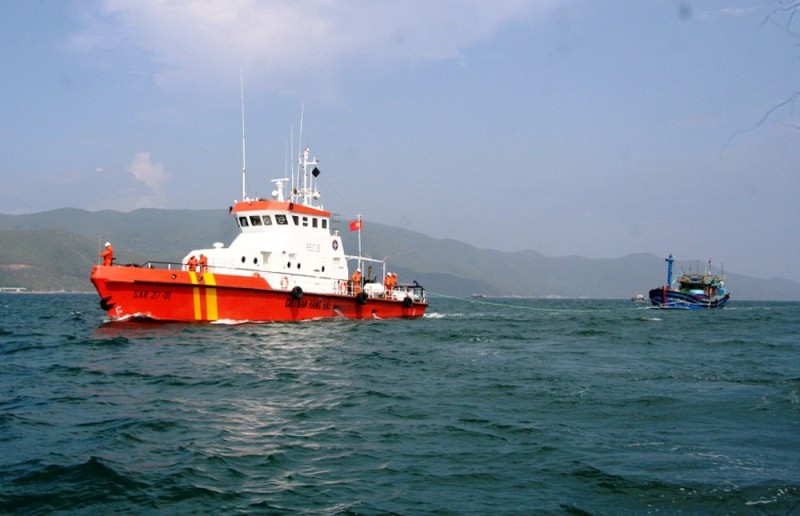 Tàu SAR 27-01 kéo tàu BĐ 97153-TS về cảng Nha Trang.