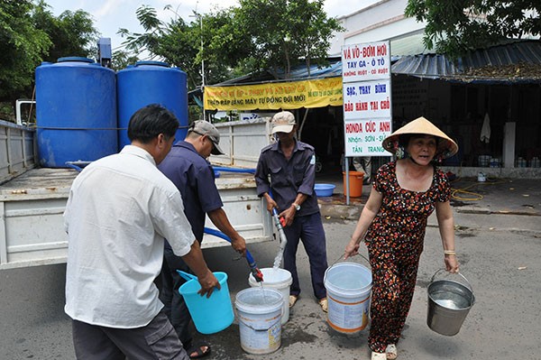 Xe của KIWACO cấp nước cho người dân tại khu chung cư thu nhập thấp phường Vĩnh Quang, TP Rạch Giá .