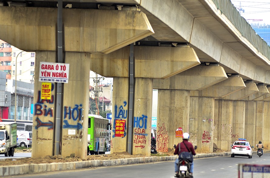 Tại khu vực QL6 đoạn qua bến xe Yên Nghĩa (Hà Đông, Hà Nội) nhiều biển quảng cáo được người dân dán hay vẽ bằng sơn lên cột đường sắt trên cao Cát Linh - Hà Đông.