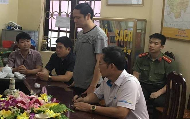 Cơ quan điều tra thi hành quyết định khởi tố, lệnh bắt tạm giam ông Vũ Trọng Lương (người đứng).