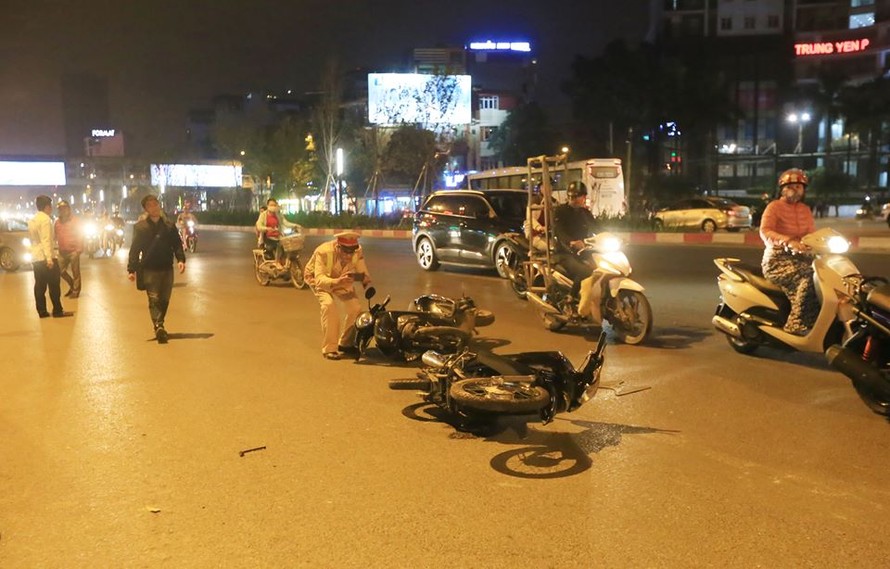 Hiện trường vụ tai nạn liên hoàn trên đường Trần Duy Hưng.