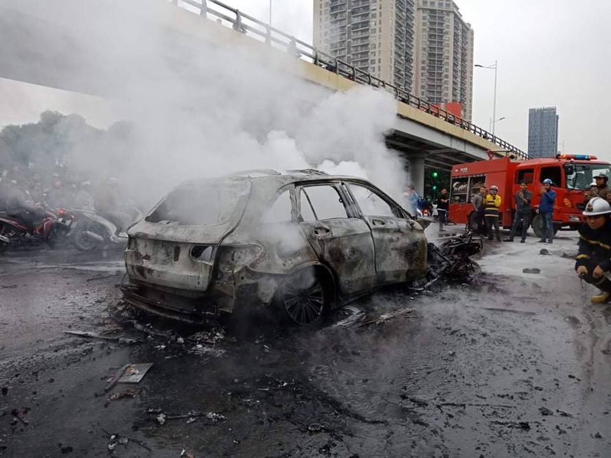 2 con xe sang trọng MercedesBenz vỡ nát nhừ nhập vụ tai nạn đáng tiếc liên trả bên trên cao  tốc Thành Phố Hà Nội  Bắc Giang