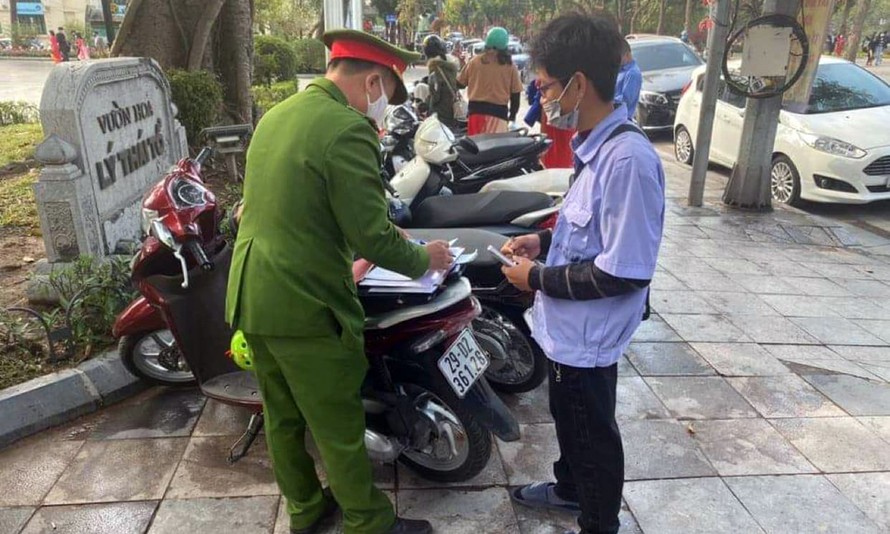 Công an kiểm tra xử lý điểm trông giữ xe 'chặt chém'.