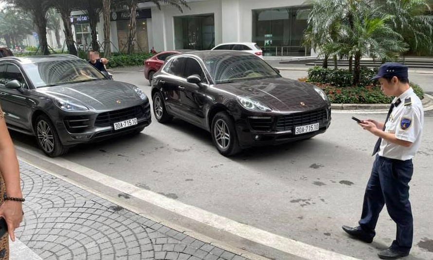 Hai chiếc xe ô tô trùng biển số 'chạm mặt'. Ảnh S.T