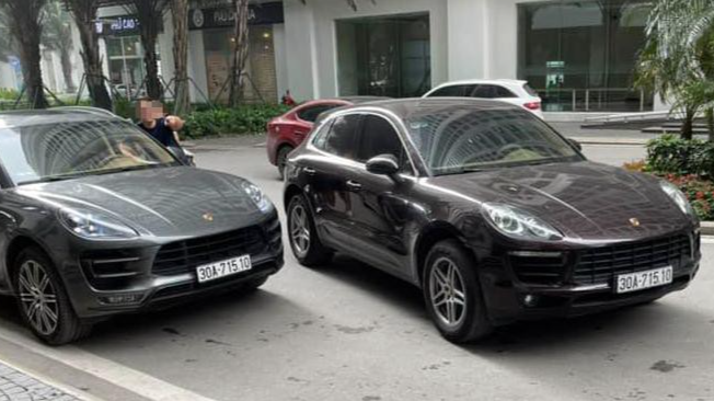 Hai chiếc xe Porsche khác màu sơn, trùng biển số xuất hiện ở Hà Nội. Ảnh S.T