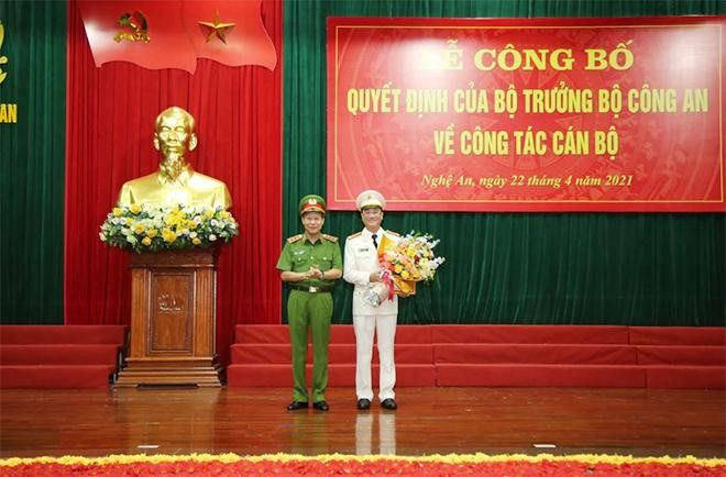 Thứ trưởng Lê Quý Vương tặng hoa chúc mừng đại tá Phạm Thế Tùng, Giám đốc Công an tỉnh Nghệ An. Ảnh CAND