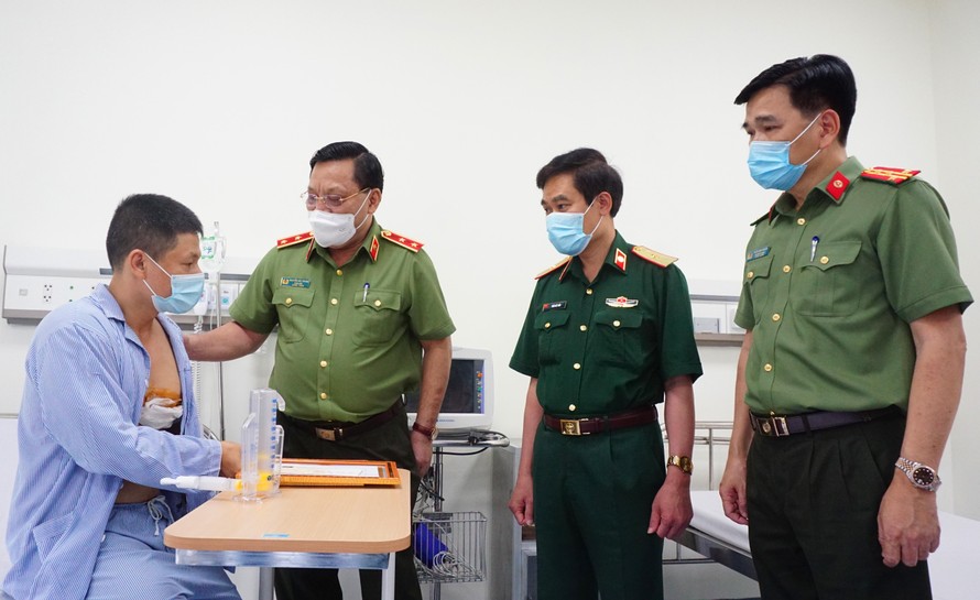 Trung tướng Nguyễn Hải Trung - Giám đốc Công an Hà Nội tới bệnh viện thăm hỏi, trao khen thưởng cho lái xe taxi.