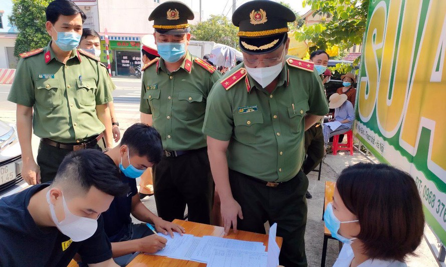 Giám đốc Công an TP Hà Nội kiểm tra chốt kiểm soát dịch COVID-19 